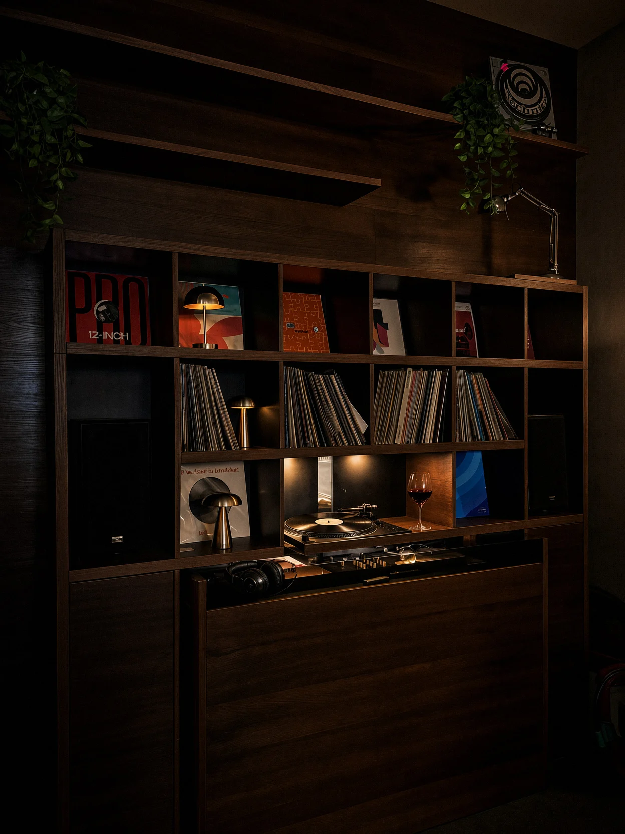 Plattenspieler und Verstärker vor einer Wand voller Schallplatten
